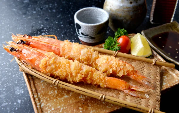 Crevettes frites dans le style japonais ou ebi furai . — Photo