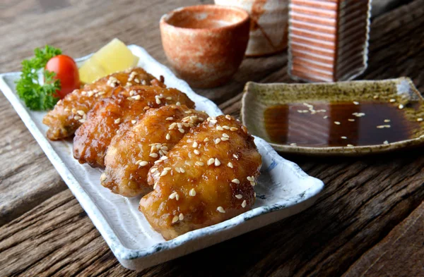 Asa de frango frito com molho picante no estilo tebasaki japonês . — Fotografia de Stock