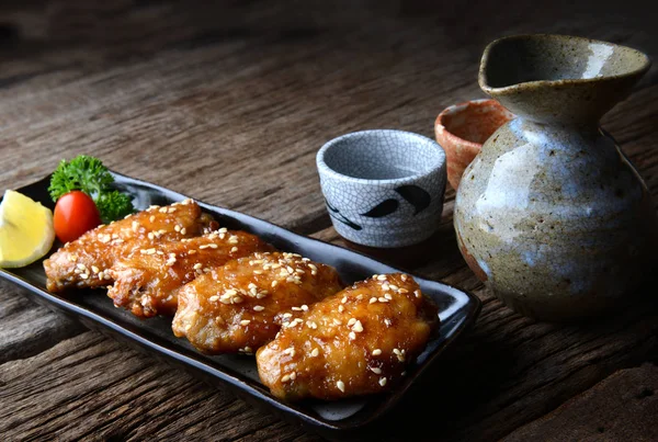 Asa de frango frito com molho picante no estilo tebasaki japonês . — Fotografia de Stock