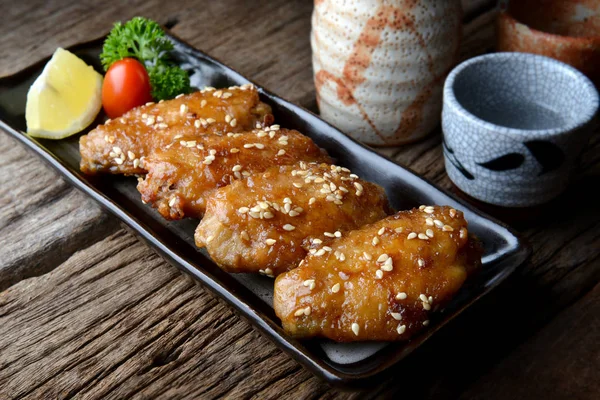 Asa de frango frito com molho picante no estilo tebasaki japonês . — Fotografia de Stock