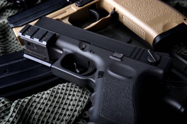 Pistal otomatik kısa el 9 mm silah.