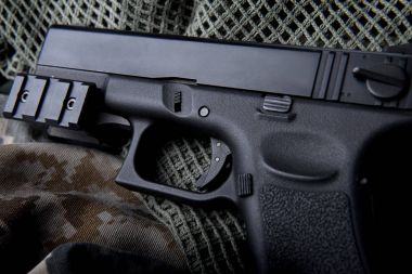 Pistal otomatik kısa el 9 mm silah.
