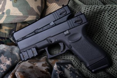 Pistal otomatik kısa el 9 mm silah.