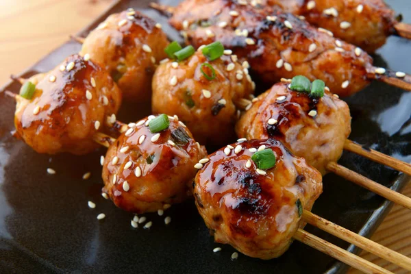 日本丸子烤架或 tsukune. — 图库照片