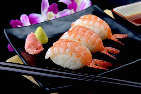 Sushi de camarão ou sushi de ebi japonês . — Fotografia de Stock