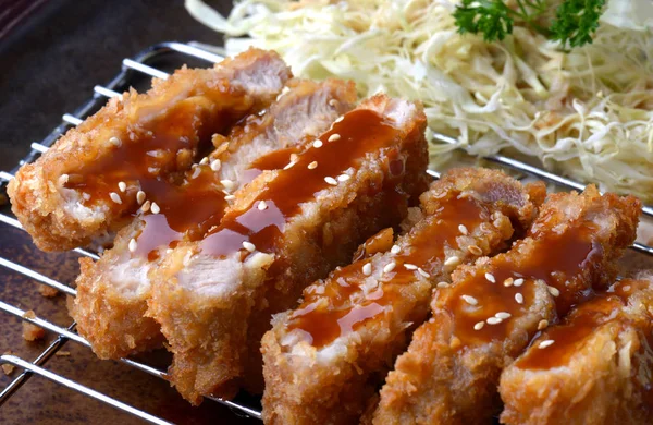 日本の深い揚げ豚肉・とんかつ. — ストック写真