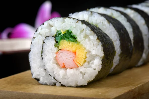 Ρολό σούσι ή ιαπωνικά Μάκη . — Φωτογραφία Αρχείου