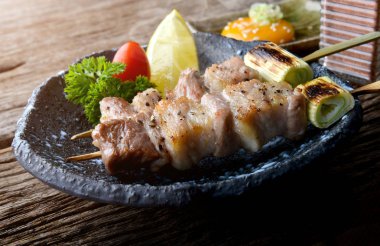 Butabara yakitori veya Japon pastırma domuz eti ızgara.