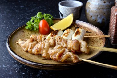 Tavuk cilt ızgara veya torikawa yakitori.