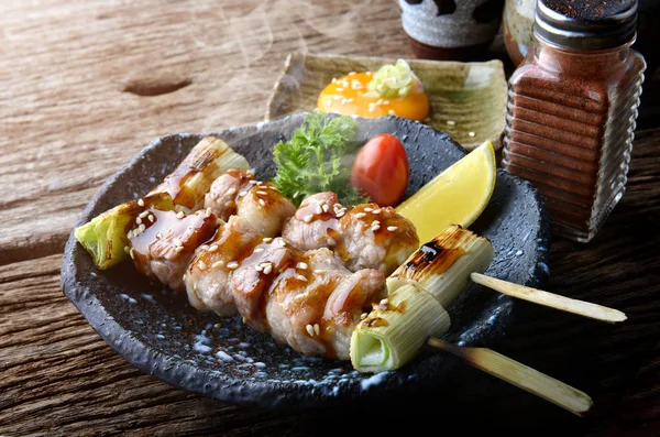 Butabara yakitori veya Japon pastırma domuz eti ızgara.