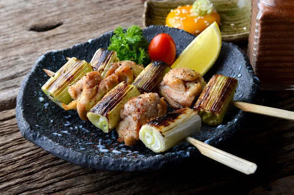 Nekima yakitori sau grătar japonez de pui și ceapă . — Fotografie, imagine de stoc