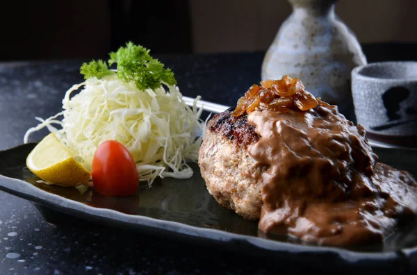 Hamburger biftek Japon tarzı veya hambagu.