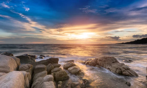 La roca y el mar en el color del atardecer . —  Fotos de Stock