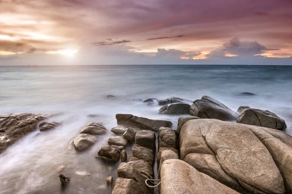 La roca y el mar en el color del atardecer . —  Fotos de Stock