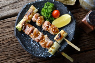 Butabara yakitori veya Japon pastırma domuz eti ızgara.