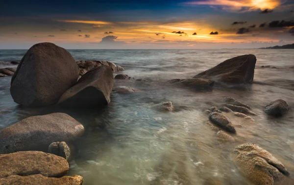 La roca y el mar en el color del atardecer  . —  Fotos de Stock