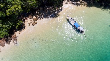 Ahşap tekne ve mavi deniz dron üzerinden açık Güneş aydınlatma ile Andama deniz ada fotoğrafın en iyi görünümünü.