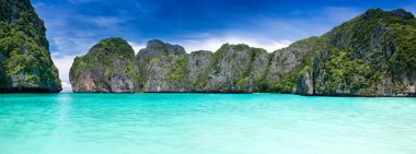 Maya bay Phiphi leh Adası'nda geniş Andaman deniz manzara fotoğraf açık Güneş aydınlatma ile.