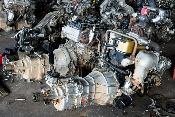 Satılık Fotoğraf kapalı düşük ışık ve karanlık gölge için geri dönüşüm garaja kullanılmış ve eski araba motoru.