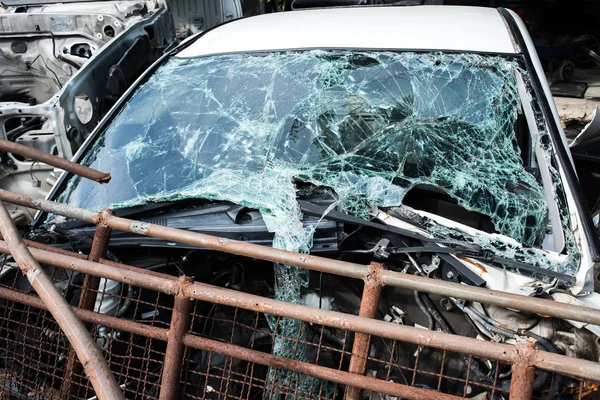Crash Accident Car Whit Broken Front Windscreen Mirror Recycle Garage — Stock Photo, Image