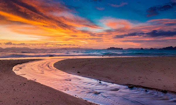 Время Захода Солнца Пляже Светлой Полосой Темной Облачностью Наружным Освещением — стоковое фото