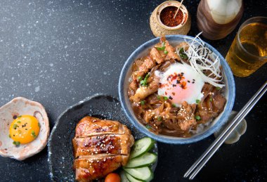 Japon sığır eti kase ve teriyaki tavuk ızgara.