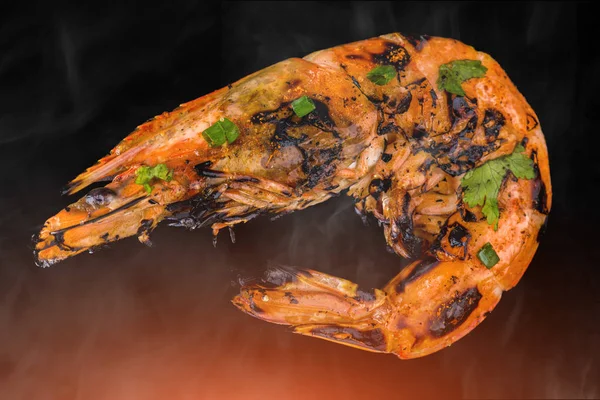 Grilování grilované krevety s pikantní ingredience. — Stock fotografie
