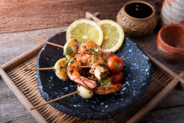 Şişleri barbekü ızgara karides baharatlı malzemelerle.