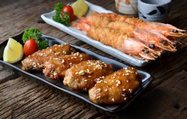 Kızarmış tavuk kanadı ve Japon styl baharatlı soslu karides