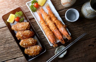 Derin kızarmış karides ve kızarmış tavuk kanadı.