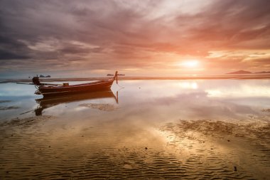 Alacakaranlık peyzaj ile sahilde günbatımı Zamanı.