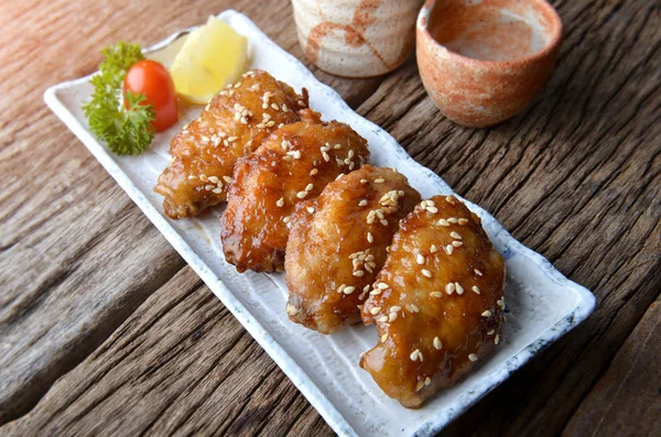 Ala de pollo frito con salsa picante al estilo japonés . — Foto de Stock
