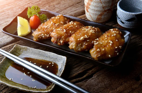Τηγανητό κοτόπουλο πτέρυγα με πικάντικη σάλτσα σε ιαπωνικό στυλ. — Φωτογραφία Αρχείου