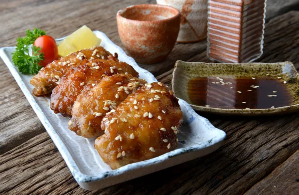 Asa de frango frito com molho picante em estilo japonês . — Fotografia de Stock