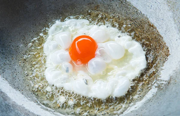 Смажене солоне яйце з маслом у гарячій сковороді . — стокове фото