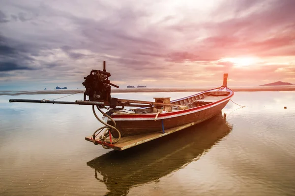 Hora del atardecer en la playa con paisaje crepuscular . — Foto de Stock