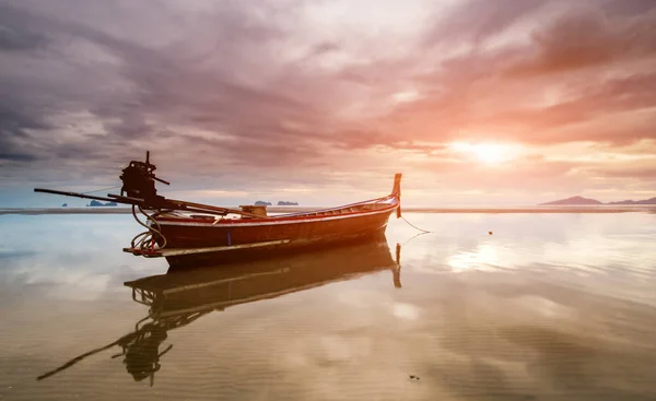 Napnyugta időpontja, a strandon, twilight tájkép. — Stock Fotó