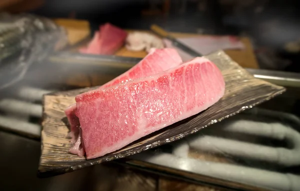 Різання орео з синього фінського тунця для сашімі . — стокове фото