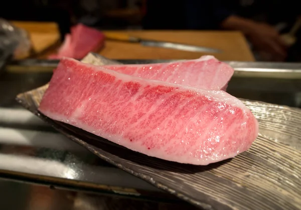 Cutting of otoro from blue fin tuna for sashimi. — Stock Photo, Image