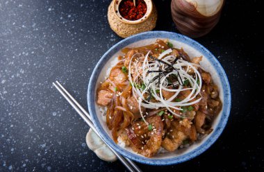 Japon sığır eti kase ya da Japon arama gyudon.