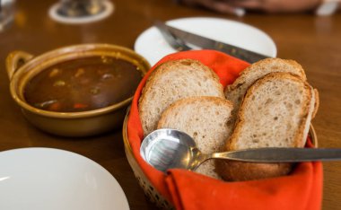Ekmek ile Macar gulaş.