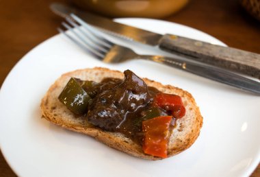 Ekmek ile Macar gulaş.