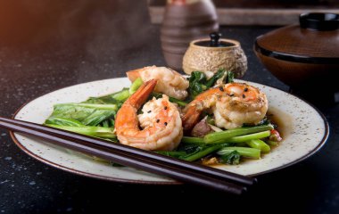 Çin brokoli ile karides kızarmış.