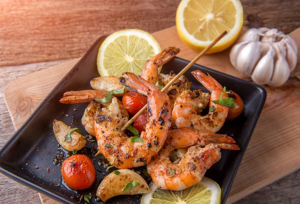 Skewers Barbeque grilled prawns with spicy ingredients. — Stock Photo, Image