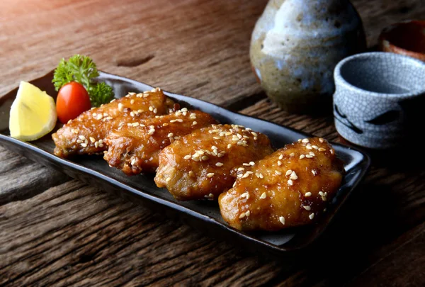 Τηγανητό κοτόπουλο πτέρυγα με πικάντικη σάλτσα σε ιαπωνικό στυλ. — Φωτογραφία Αρχείου