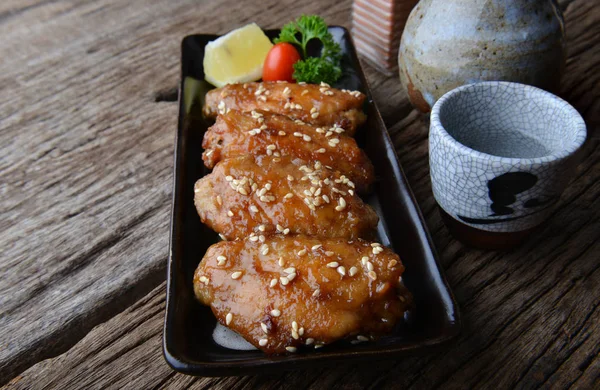 Asa de frango frito com molho picante em estilo japonês . — Fotografia de Stock