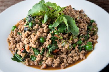 Fesleğen Tay tarzı ile baharatlı domuz eti.