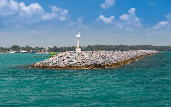 The granite wall at the coast. — Stock Photo, Image