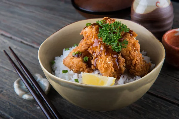 Poulet croustillant de style japonais avec riz . — Photo