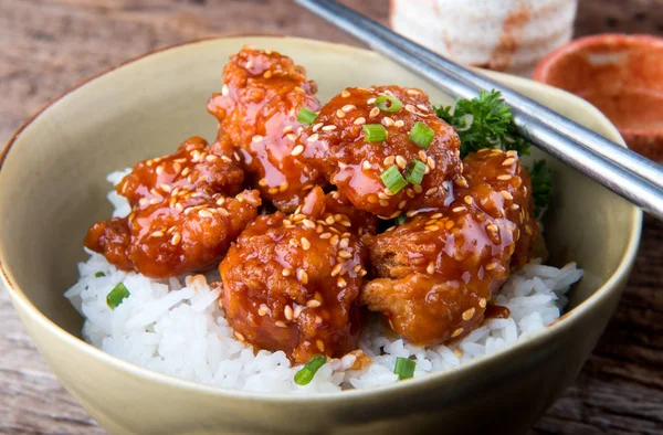 한국 스타일의 매운 바 삭 닭고기와 쌀. — 스톡 사진